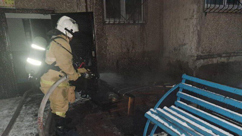 20 человек эвакуировали спасатели при пожаре в Шымкенте