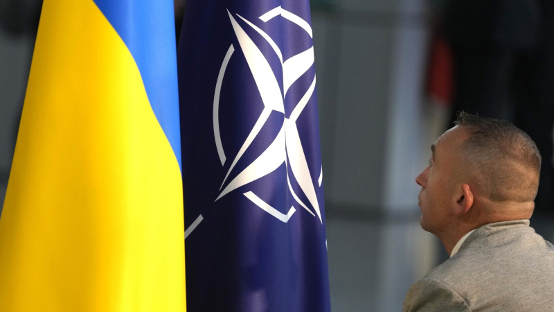ЕС и НАТО выступают за эскалацию конфликта на Украине, заявила Захарова