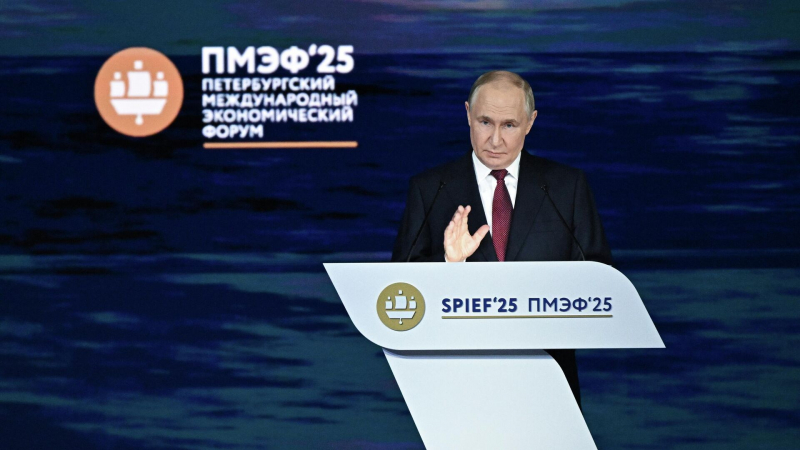 Россия не оспаривает право Украины на независимость, заявил Путин