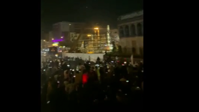 Жители Тегерана собрались в центре города, чтобы наблюдать за работой ПВО